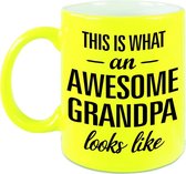 Awesome grandpa / opa cadeau mok / beker neon geel 330 ml