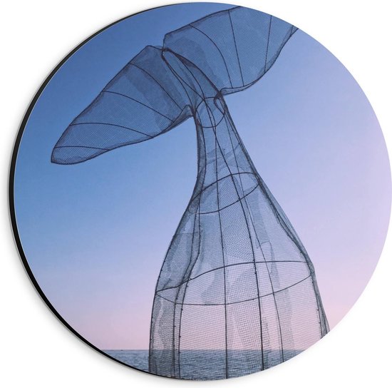 Dibond Wandcirkel - Vissenstaart van Recyclet Plastic aan Zee - 20x20cm Foto op Aluminium Wandcirkel (met ophangsysteem)