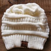 Beanie muts met opening in de kruin voor oa een paardenstaart - Wit