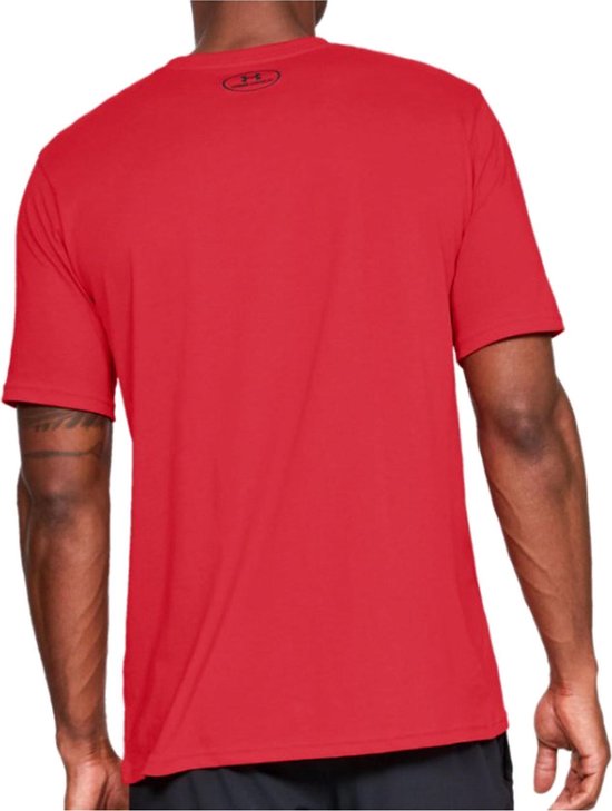 Rood T-shirt met korte mouwen, gedragen door een man, met een zwart Under Armour logo op de achterkant van de nek.
