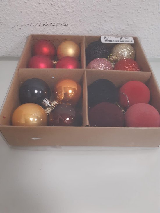 Doos met kerstballen