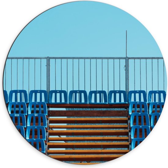 Dibond Wandcirkel - Tribune met Blauwe Stoeltjes  - 70x70cm Foto op Aluminium Wandcirkel (met ophangsysteem)