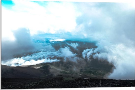 Dibond - Wolken in de Bergen - 90x60cm Foto op Aluminium (Wanddecoratie van metaal)