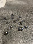 Waterdruppels op donkergrijs, gemêleerd textiel.
