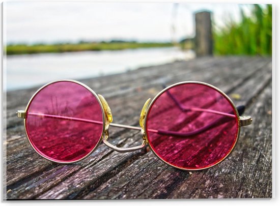 Acrylglas - Roze Bril op Houten Vlonder - 40x30cm Foto op Acrylglas (Met Ophangsysteem)