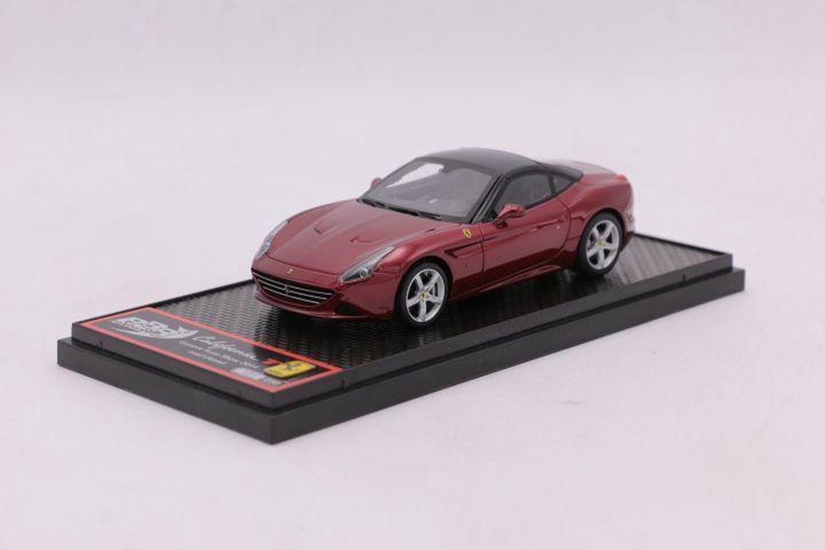 De 1:43 Diecast Modelcar van de Ferrari California T met gesloten dak van de Geneve Auto Show. Dit schaalmodel is beperkt tot 250 stuks. De fabrikant is BBR Models.