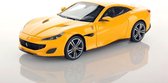 De 1:43 Diecast modelauto van de Ferrari Portofino Cabriolet sloot 2018 in het geel. De fabrikant van het schaalmodel is Looksmart.Dit model is alleen online beschikbaar.