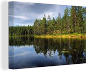 Canvas Schilderij Reflectie van het boslandschap bij het Nationaal park Skuleskogen in Zweden - 60x40 cm - Wanddecoratie