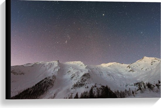 Canvas  - Bergen met Sneeuw aan Sterrenhemel - 60x40cm Foto op Canvas Schilderij (Wanddecoratie op Canvas)