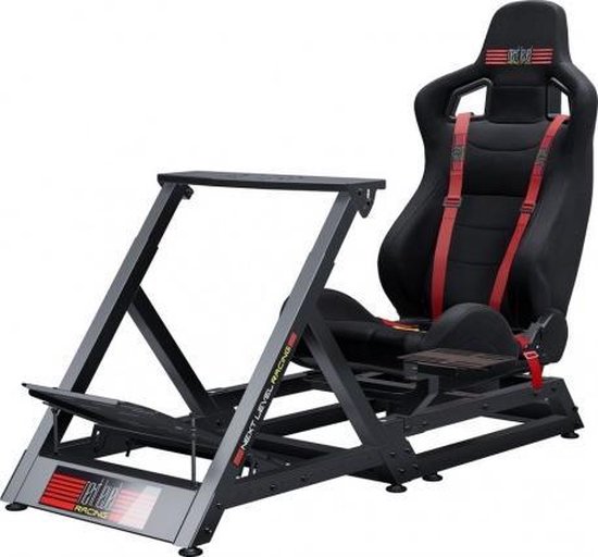 Zwarte racestoel met rode gordels en 'Next Level Racing'-logo, met standaard en pedalen.