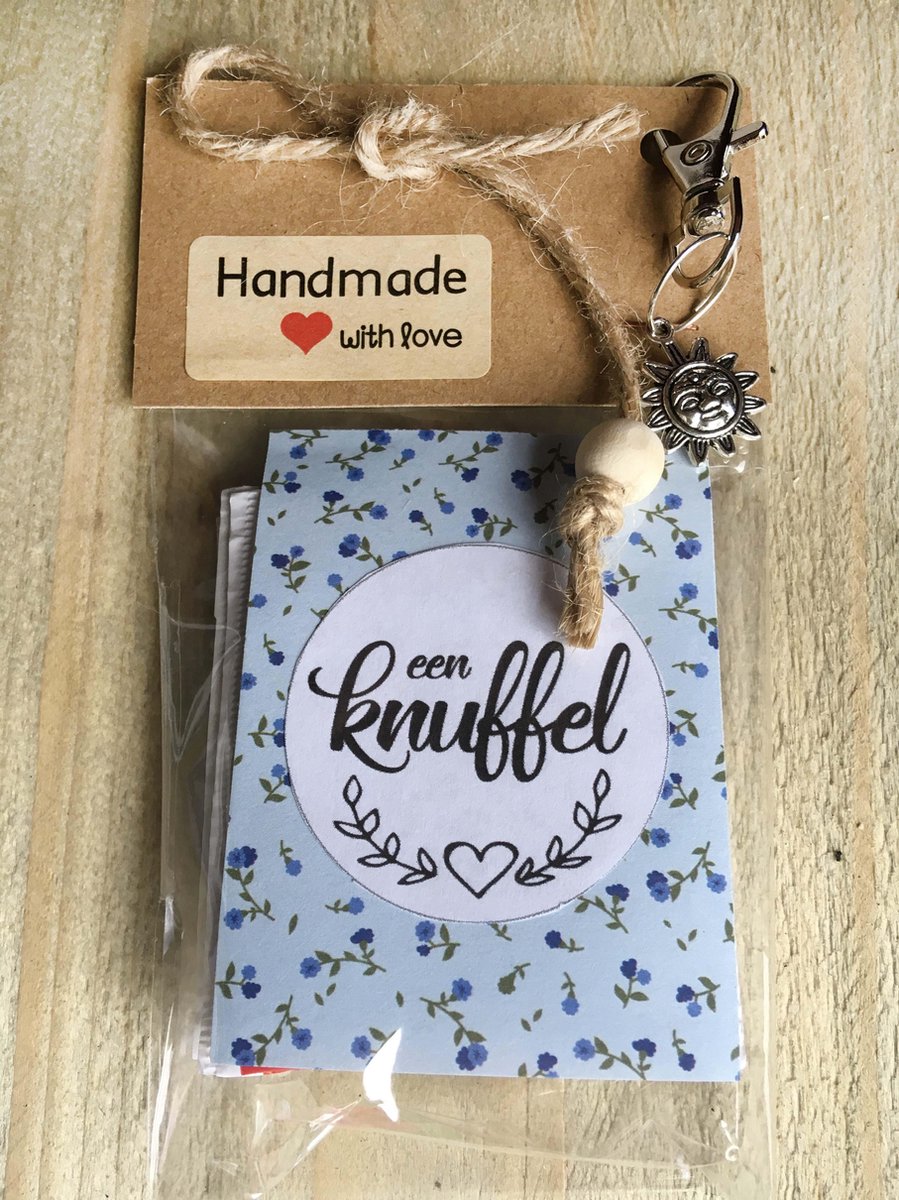Thee cadeau met de tekst 'een knuffel' en sleutelhanger met bedeltje, 4 verschillende theezakjes, lief kadootje, theekado