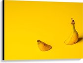 Canvas  - Stukjes Gele Banaan met Gele Achtergrond - 100x75cm Foto op Canvas Schilderij (Wanddecoratie op Canvas)