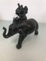 Houten beeldje van een grote en een kleine olifant