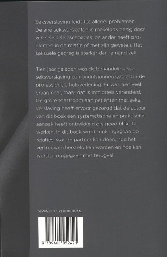 Achterkant van een boek met tekst en barcode.