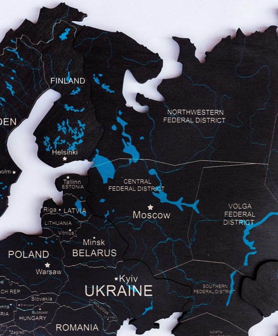 Partie détaillée d'une carte du monde en bois noir avec des mers bleues, montrant la Finlande, l'Estonie et des parties de la Russie.