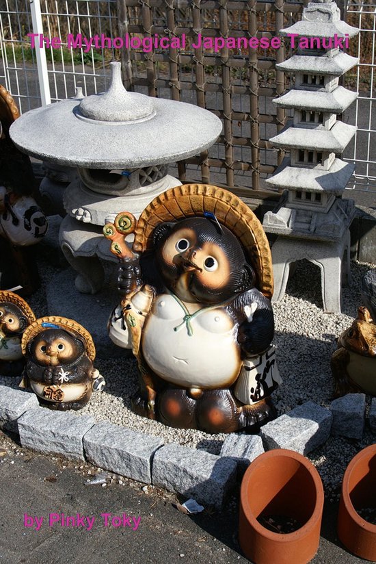 Tanuki beeld met strooien hoed en fles. Tekst: The Mythological Japanese Tanuki by Pinky Toky.