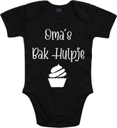 Baby romper met opdruk “Oma’s bak-hulpje”, (kraamcadeau) voor baby’s. Zwart met witte opdruk