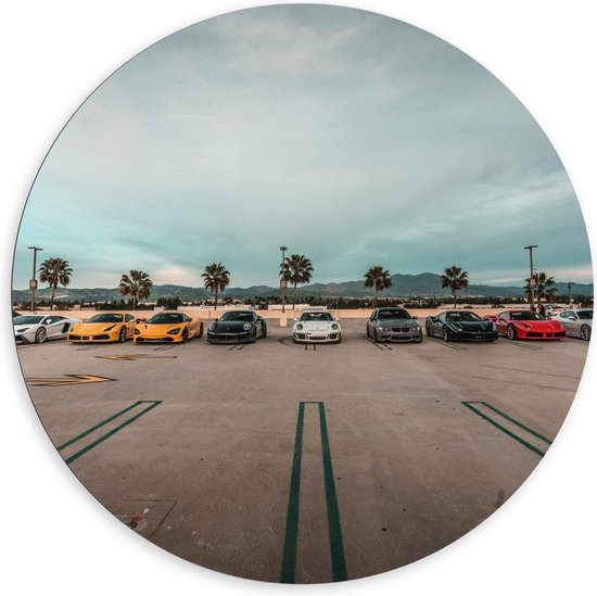 Dibond Wandcirkel - Geparkeerde Auto's - 120x120cm Foto op Aluminium Wandcirkel (met ophangsysteem)