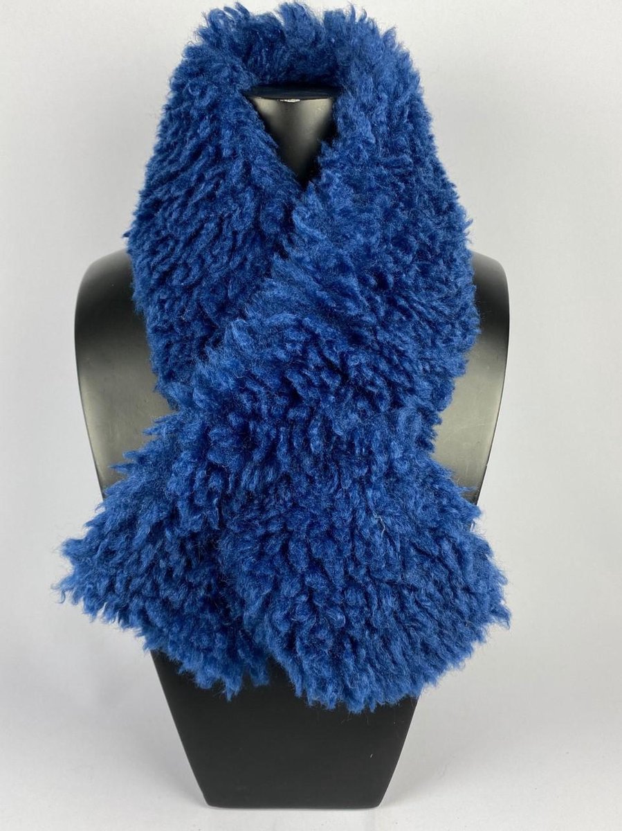 Fluffy sjaal met een opening aan één kant om de sjaal eenvoudig om de hals te knopen.