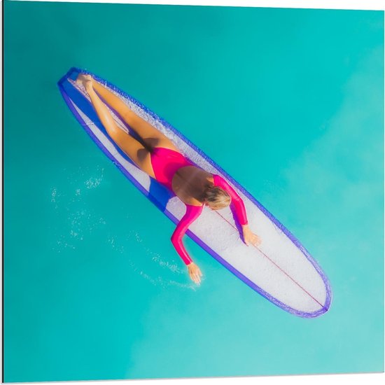 Dibond - Bovenaanzicht Vrouw op Surfplank - 80x80cm Foto op Aluminium (Met Ophangsysteem)