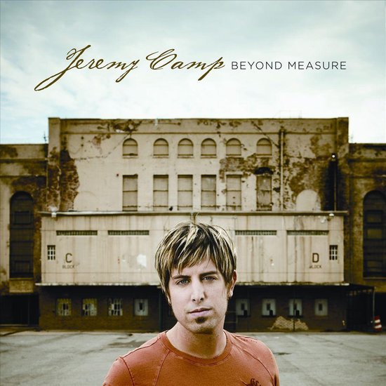 Jeremy Camp staat voor een gebouw in de albumhoes "Beyond Measure".
