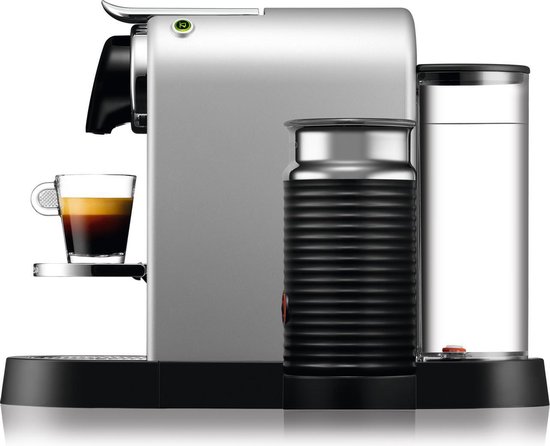 Zilverkleurige Nespresso Citiz koffiemachine met melkopschuimer en waterreservoir.