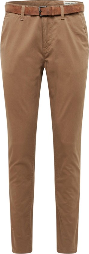 Lichtbruine chino broek voor heren, met een bruine riem met gesp. De broek is recht gesneden.