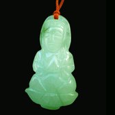 Guan Yin Jade hanger met rood koortje.