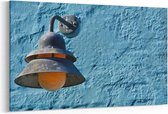 Schilderij - Lamp tegen aquamarijn gekleurde muur — 90x60 cm