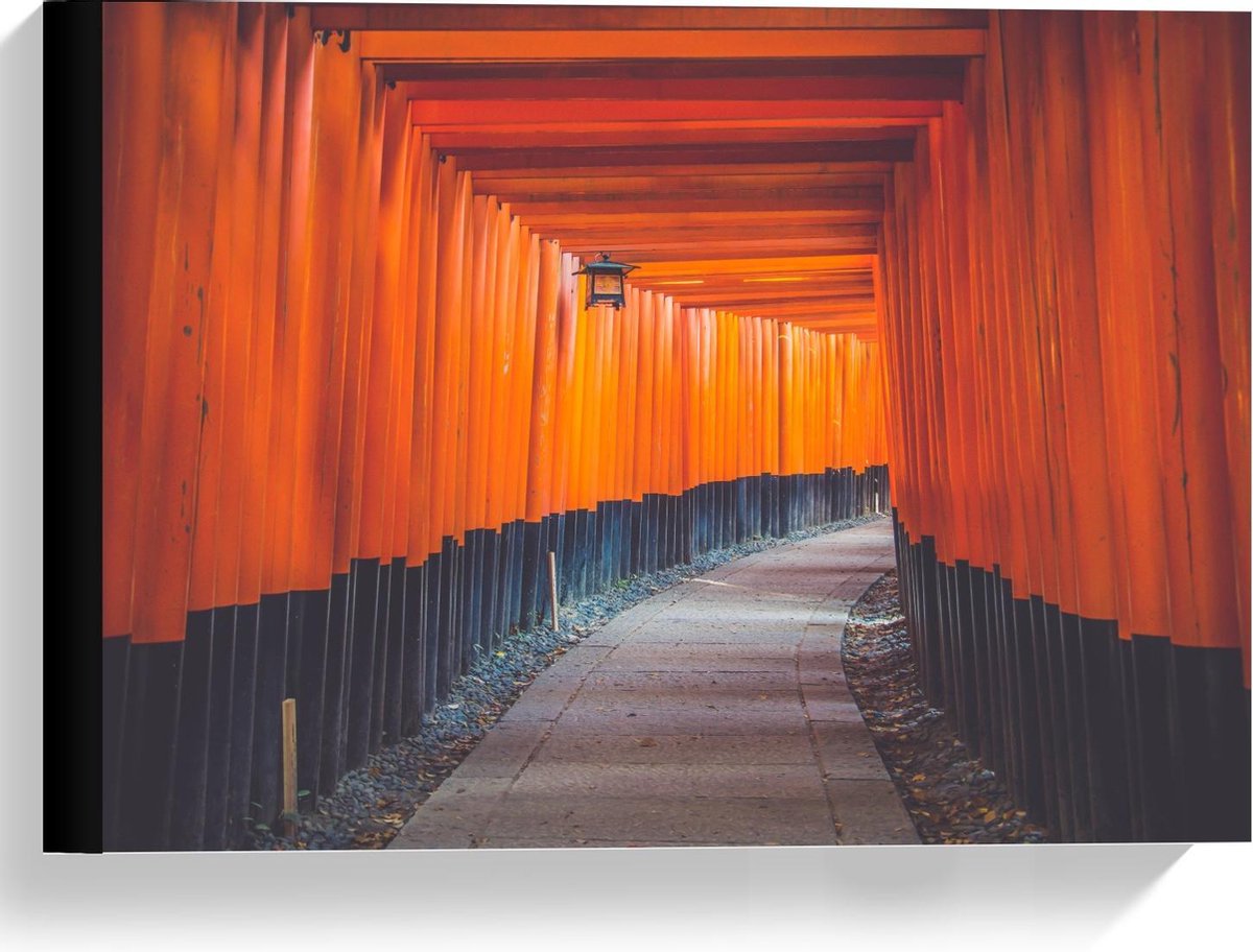 Canvas - Gang van Oranje Palen - 40x30cm Foto op Canvas Schilderij (Wanddecoratie op Canva