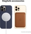 iPhone met MagSafe-hoesje en MagSafe-portemonnee. Accessoires apart verkrijgbaar.
