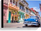 Canvas  - Blauwe Auto in Straat in Cuba - 40x30cm Foto op Canvas Schilderij (Wanddecoratie op Canvas)