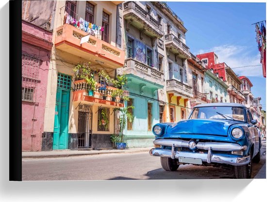 Canvas - Blauwe Auto in Straat in Cuba - Foto op Canvas Schilderij (Wanddecoratie op Canvas)