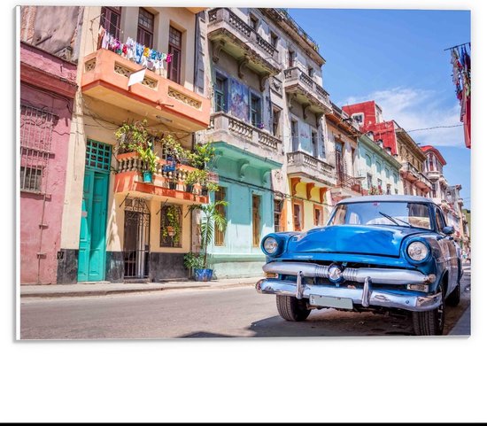 Forex - Blauwe Auto in Straat in Cuba - 40x30cm Foto op Forex