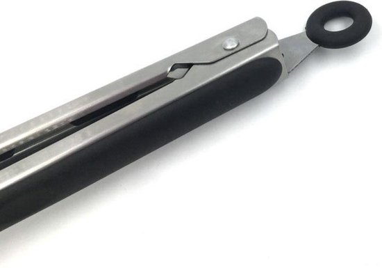 Gros plan de l'anneau de suspension d'une pince de cuisine en acier inoxydable avec une poignée en silicone noire.