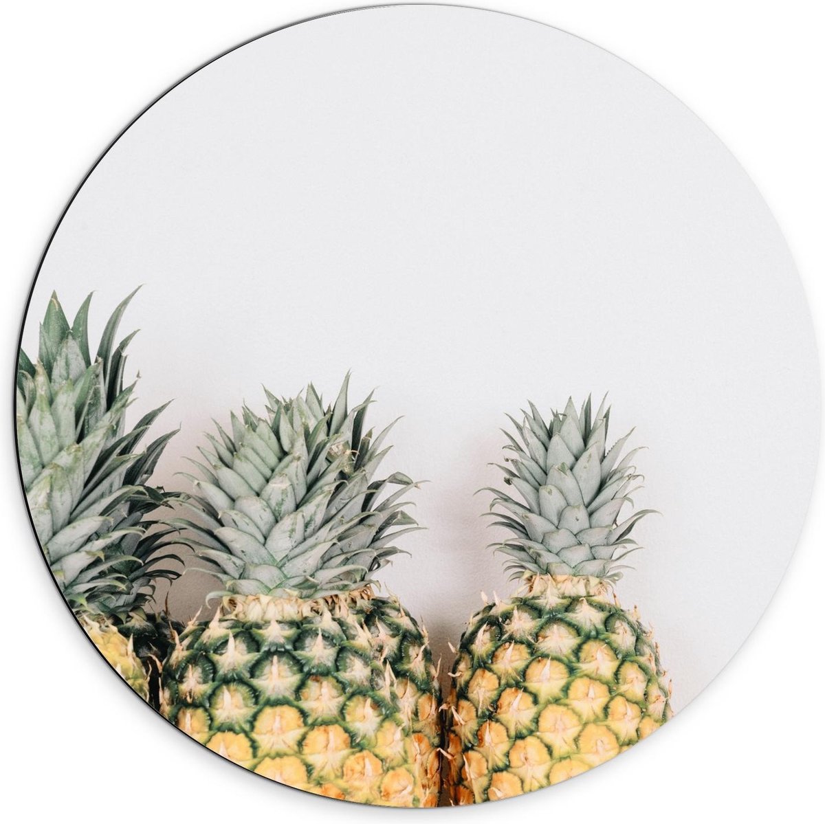 Dibond Wandcirkel - Ananas op Witte Achtergrond - 70x70cm Foto op Aluminium Wandcirkel (met ophangsysteem)