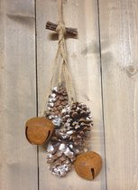 Winter kerst hanger met dennenappels en klokjes