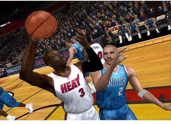 Een speler in wit met 'HEAT' en nummer 3, gooit de bal omhoog, tegenover een speler in blauw met nummer 2.