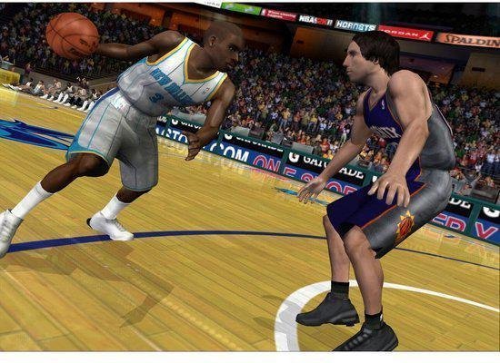 Basketballers in actie. Een speler in een wit en lichtblauw tenue, verdedigd door een speler in paars en oranje.