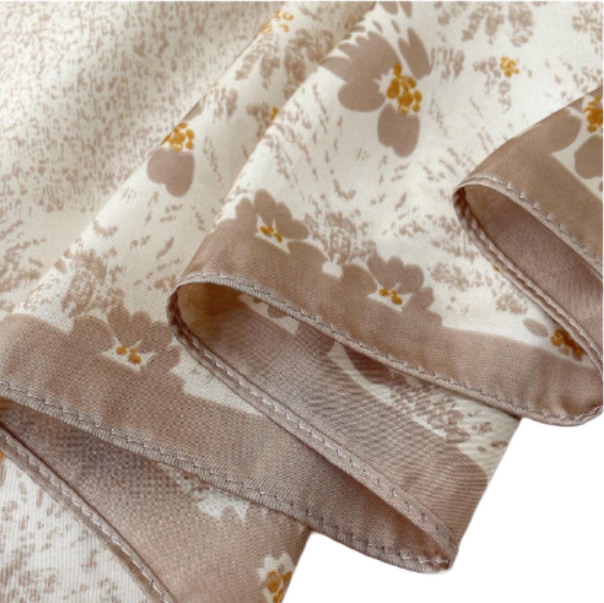 Flipflop Club® Scarf Beige Flowers | Satijnen Hoofdsjaal | Zomer Trend | Festival Head Scarf | Bandana | Headscarf | Headband | Sjaal voor hoofd | Sjaal Haarband | Zijdezacht Beige Sjaaltje — afbeelding 2