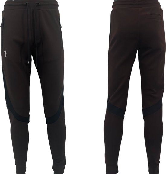 Voor- en achterkant van een bruine joggingbroek met zwarte mesh-panelen op het onderbeen.