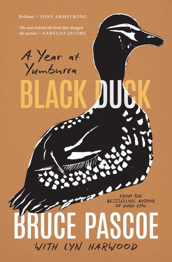 Boek "Black Duck" van Bruce Pascoe met een grote zwarte eend op een bruine achtergrond.