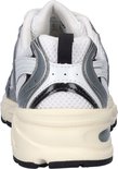Achterkant van witte New Balance 530 sneakers met zilveren en zwarte accenten.