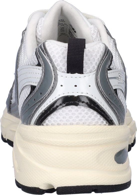 Achterkant van witte New Balance 530 sneakers met zilveren en zwarte accenten.