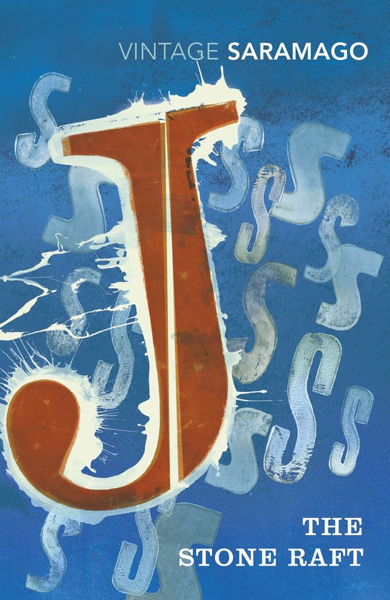 Boekomslag 'The Stone Raft' van Vintage Saramago met een grote, oranje J op een blauwe achtergrond met waterverf-achtige letters.