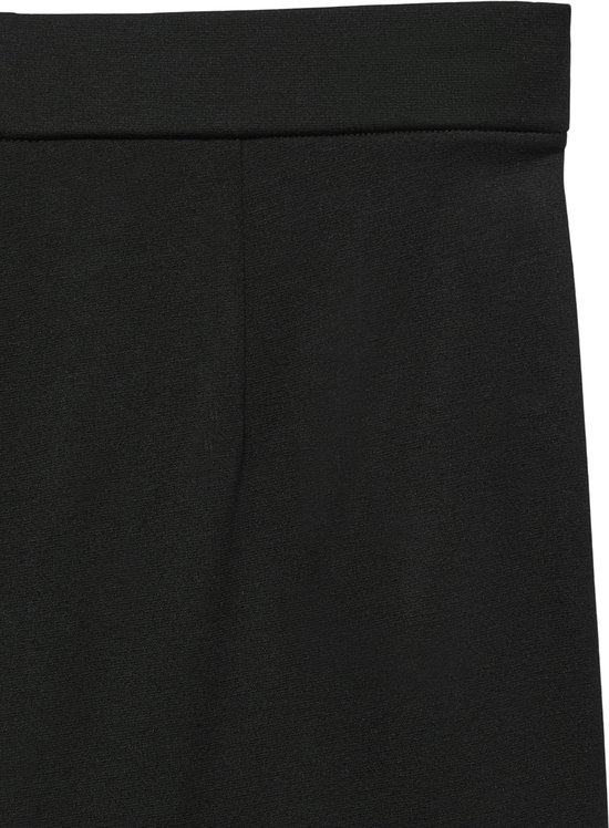 Detail van de zwarte, hoog getailleerde broek met rechte naden.