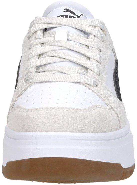 Voorkant van een witte Puma sneaker met beige suède, zwarte accenten en geperforeerd leer.