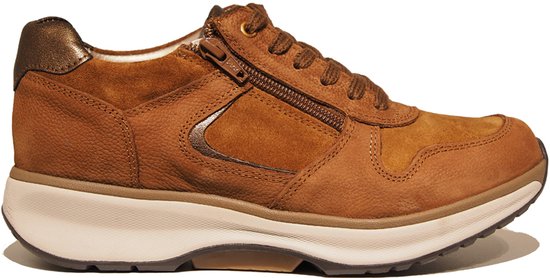 Sneaker marron en daim avec fermeture éclair et lacets, empiècements contrastants et semelle blanche.