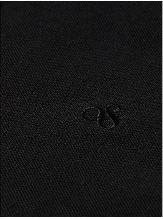 Detail van een zwart poloshirt met een geborduurd ton sur ton logo.