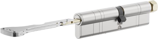 Zilverkleurige deurslotcilinder met een sleutel erin gestoken.